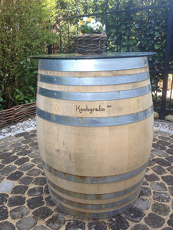 Ein Fass als Tisch im Garten der Kochgräfin