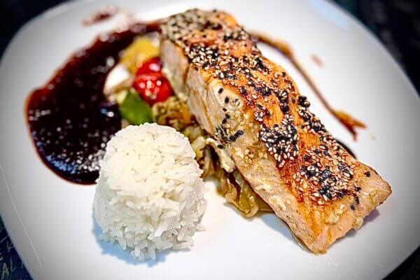 Sesam-Lachs & Wok-Gemüse &Kardamom-Reis & Soja-Sauce