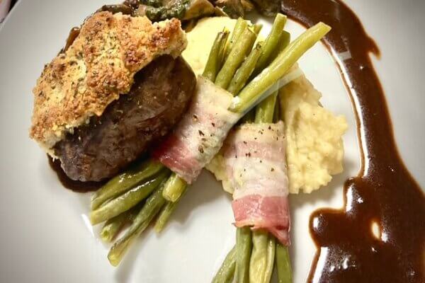 Hirschmedaillons & Nusskruste & Sellerie-Kartoffel-Creme