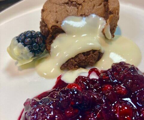 Schoko-Küchlein & Waldbeeren & Tannen-Honig-Creme