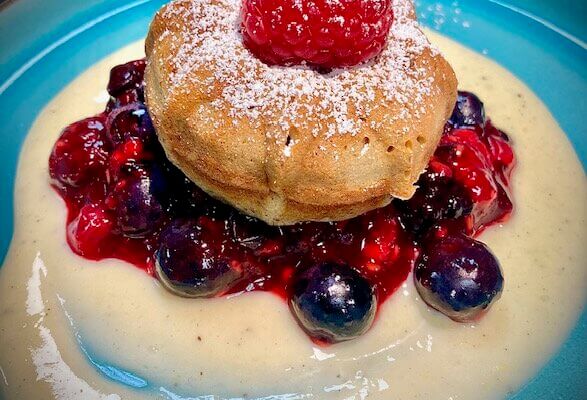 Honig-Haselnuss-Kuchen & Heissen Beeren & Vanillesauce
