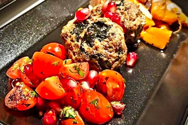 Ofen-Süsskartoffeln & Spinat-Hackbällchen & Tomatensalat